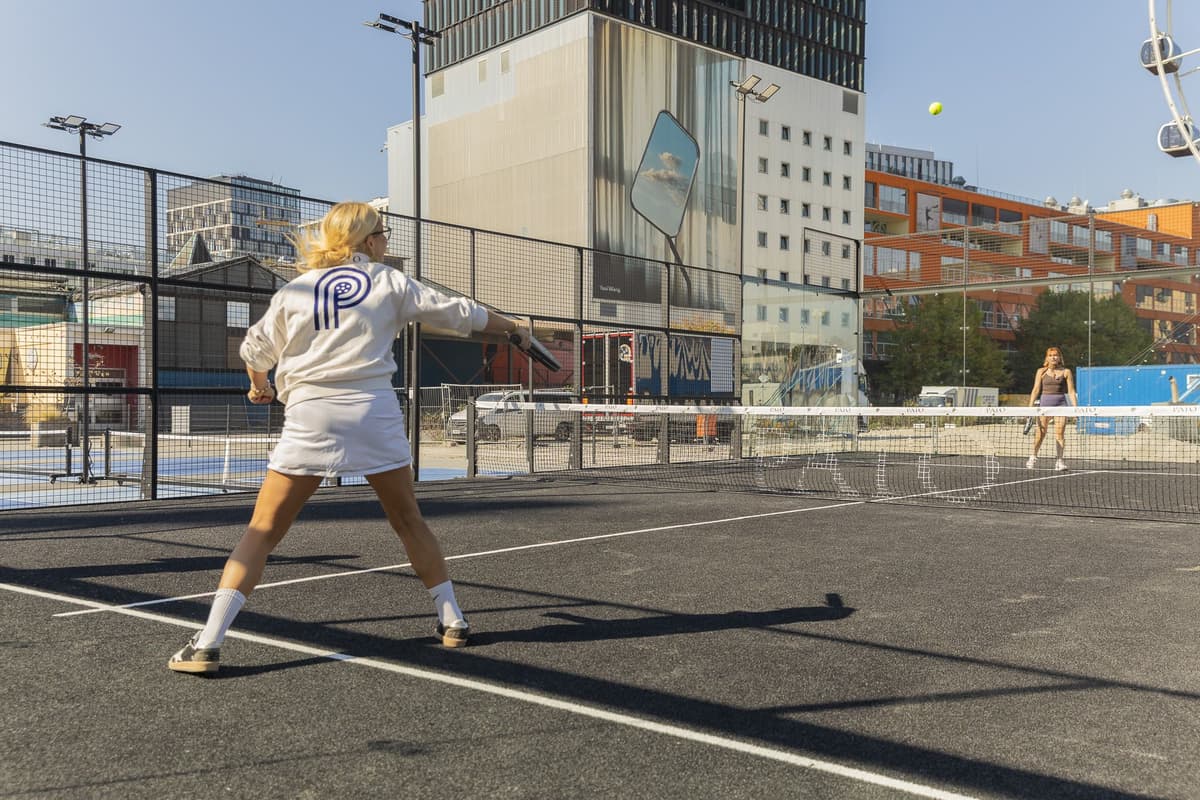 Zwei Spieler auf einem PATO Padelcourt